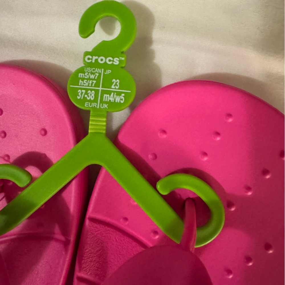 CROCS Bright Pink Flip Flops💕cute comfy and oh so cool!see photos for details - Picture 6 of 7